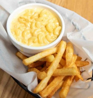 Macaroni and cheese with fries